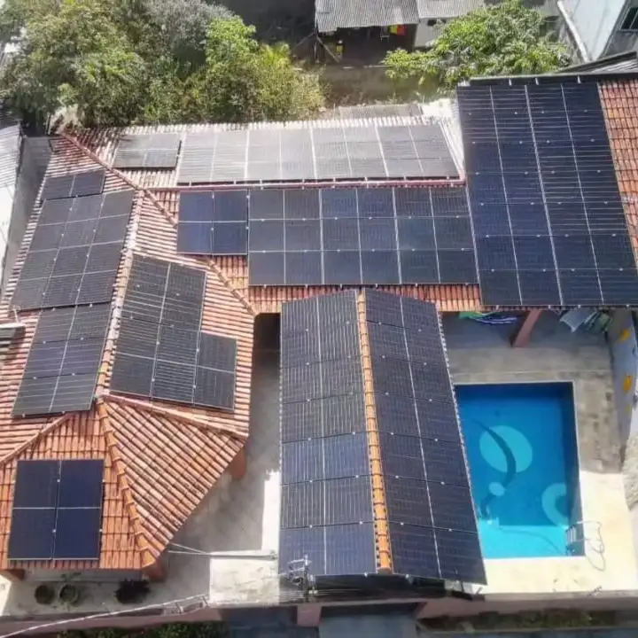 Vista aérea de casa com piscina e painéis solares instalados pela Jatobá Energia Solar